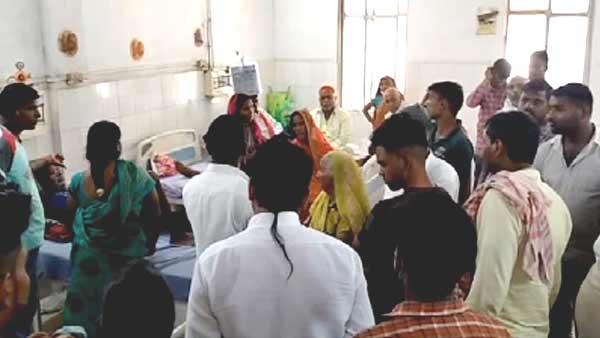 पत्नी ने दर्ज कराया है मुकदमा 