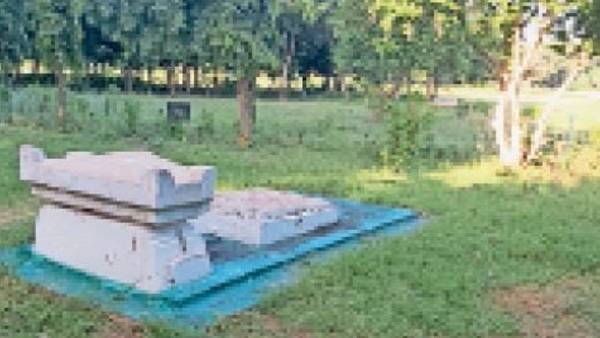 विदेशों से श्रद्धांजलि देने आज भी आते हैं लोग