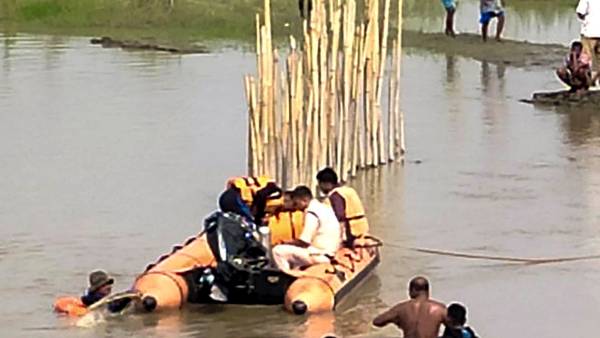 पोते को बचाने के लिए दादा ने लगाई छलांग