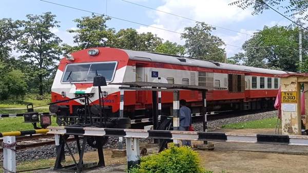 रोजगार के साथ आर्थिक गतिविधियां हो रही प्रभावित