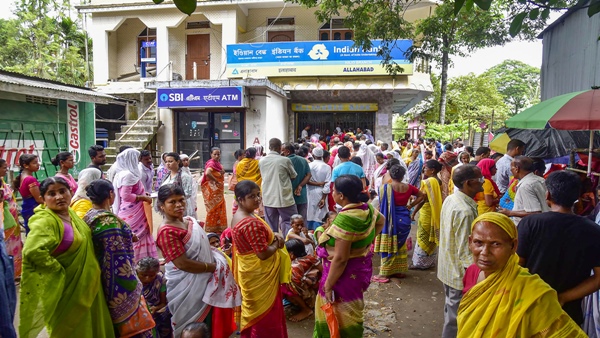 बैंक उपभोक्ताओं में मचा हडकंप बैंक उपभोक्ताओं में मचा हडकंप