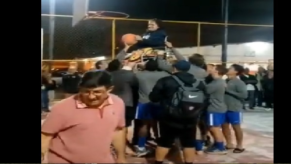 बास्केटबॉल खिलाड़ियों ने दिव्यांग लड़की को एकसाथ मिलकर उठाया बास्केटबॉल खिलाड़ियों ने दिव्यांग लड़की को एकसाथ मिलकर उठाया