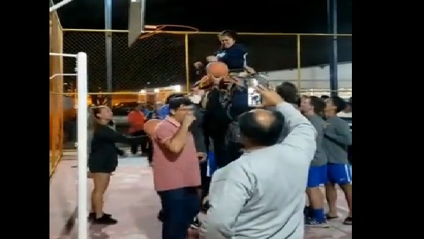 इस कैप्शन के साथ शेयर किया गया है वीडियो इस कैप्शन के साथ शेयर किया गया है वीडियो