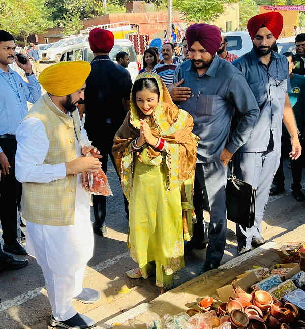 Punjab Chief Minister Bhagwant Mann bought earthen lamps from street artisans Punjab Chief Minister Bhagwant Mann bought earthen lamps from street artisans