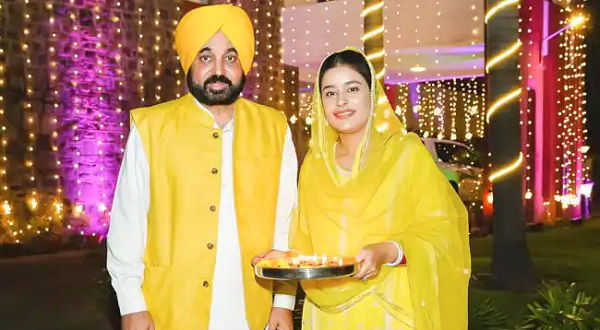 Punjab Chief Minister Bhagwant Mann and his wife Gurpreet Kaur celebrated Diwali, shared photos Punjab Chief Minister Bhagwant Mann and his wife Gurpreet Kaur celebrated Diwali, shared photos