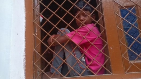 खिड़की से बाहर झांकते हैं सहमे हुए बच्चे