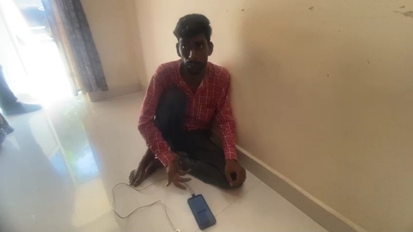 सरकारी योजनाओं का लाभ दिलाने के नाम पर जुटा लेते जाते जानकारी