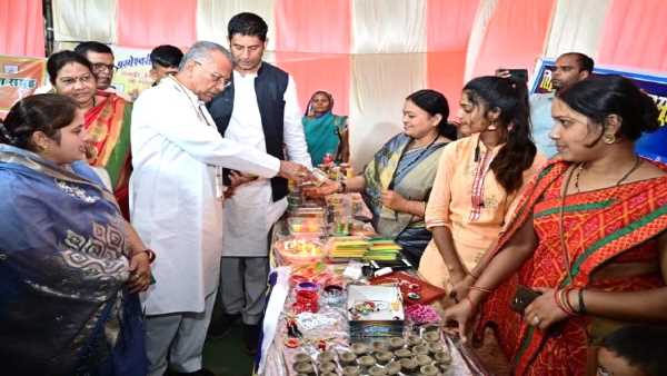 गृह मंत्री ने खरीदा फ्लोटिंग दीया, मशरूम मोदक