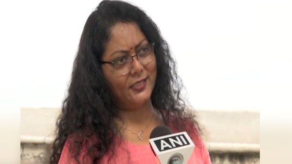 एडवोकेट अंजलि कर रहीं मदद एडवोकेट अंजलि कर रहीं मदद