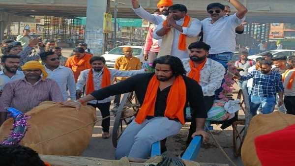 भाजयुमो ने किया भव्य स्वागत, बैलगाड़ी पर हुए सवार