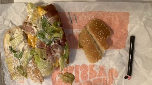 लीन डेली को बर्गर में मिला डरा देने वाला 'सरप्राइज'