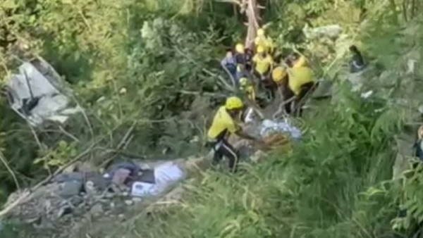 500 मीटर आगे चलकर बस गहरी खाई में जा गिरी 500 मीटर आगे चलकर बस गहरी खाई में जा गिरी