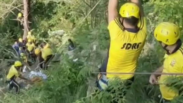 बस में करीब 50 बाराती सवार थे,अब तक 32 की मौत बस में करीब 50 बाराती सवार थे,अब तक 32 की मौत