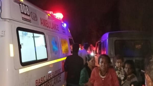 4 लोग पहले ही सड़क पर गिरकर जान बचाने में सफल रहे 4 लोग पहले ही सड़क पर गिरकर जान बचाने में सफल रहे