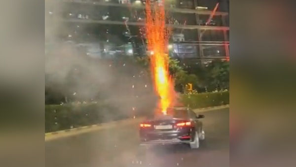 ब्लैक सेडान कार में सवार युवकों का हुडदंग