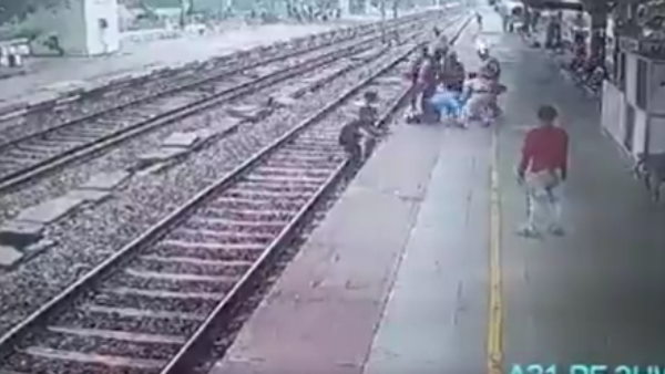 रेलवे स्टेशन के CCTV में कैद हुई पूरी घटना