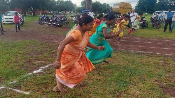 साड़ी पहनकर लगाई दौड़, दोबारा बचपन जी रही हैं महिलाएं 