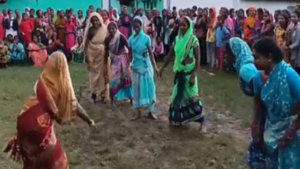 साड़ी पहनकर खेली कबड्डी 