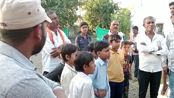 पुलिस में शिकायत, आरोपी टीचर को स्कूल से हटाया 