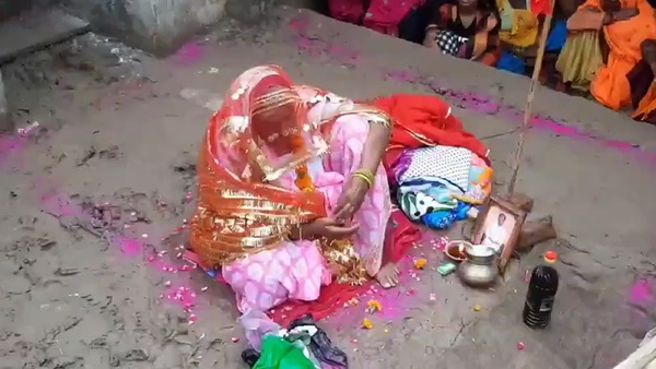  चबूतरे पर बैठकर करती रही मौत का इंतजार