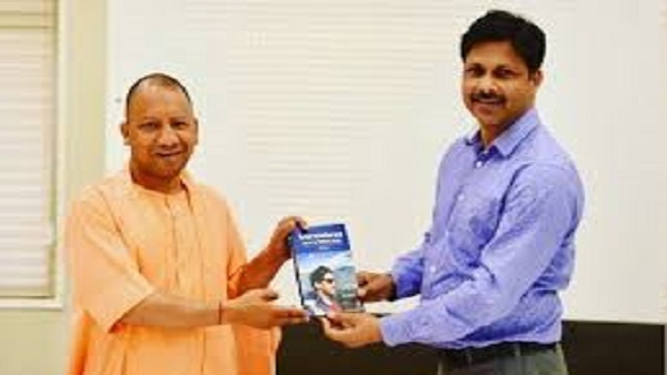 सड़कों पर लेट गए योगी के प्रशंसक