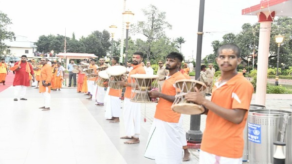 तुरही व नगाड़ों से गूंज उठा वातावरण