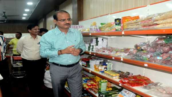 महिलाएं अन्य राज्यों और सी मार्ट में बेच रही झाड़ू