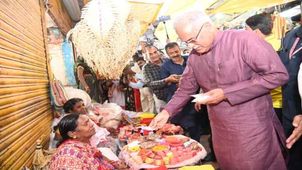 मुख्यमंत्री ने की दिवाली शॉपिंग, खरीदे दीये और मिठाईयां