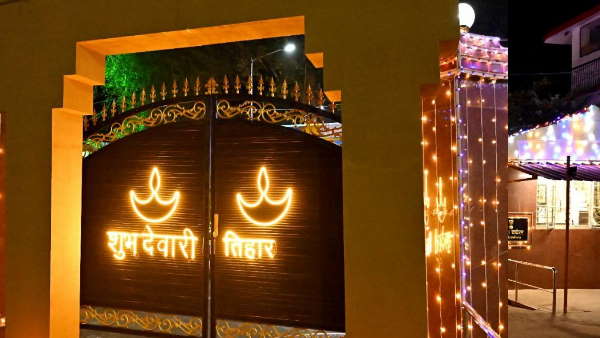 दरवाजे पर लिखा है शुभ देवारी तिहार 