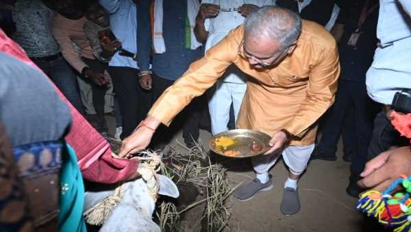 भगवान श्री कृष्ण की पूजा कर, गोबर का लगाया तिलक