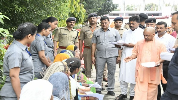 जनता से करते हैं सीधा संवाद