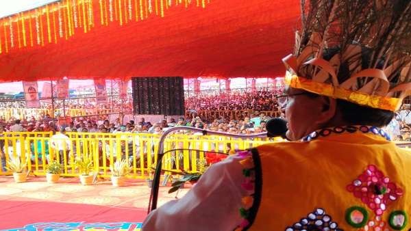 सीएम को पारंपरिक वेशभूषा की मौनिया जैकेट और मयूर पंख का मुकुट पहनाया गया