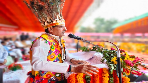माइक संभालते ही बोले-भैया भाषण नहीं, नगड़िया बजावे की इच्छा हो रही