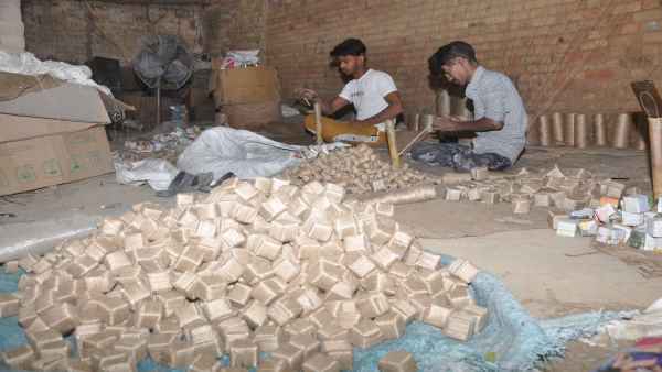 पुलिस के आने की मिल गई थी सूचना, फरार हुआ संचालक