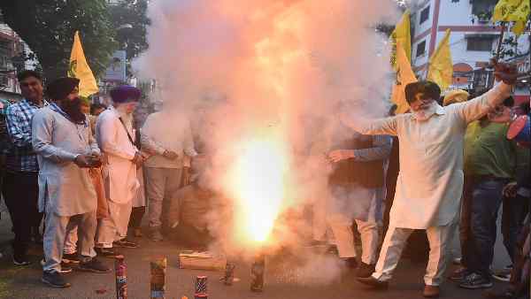 उत्तर प्रदेश में पूर्ण पाबंदी नहीं उत्तर प्रदेश में पूर्ण पाबंदी नहीं
