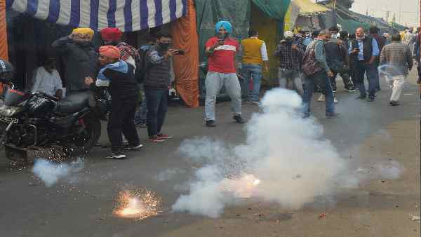 अहमदाबाद में पटाखों पर पूर्ण प्रतिबंध नहीं अहमदाबाद में पटाखों पर पूर्ण प्रतिबंध नहीं