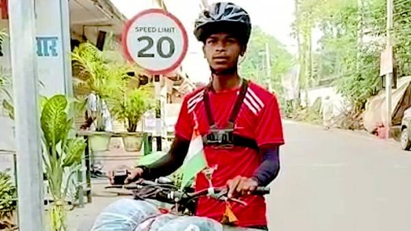 पेट्रोल पंप और ढाबे पर रात गूज़ारते हैं योगेश पेट्रोल पंप और ढाबे पर रात गूज़ारते हैं योगेश