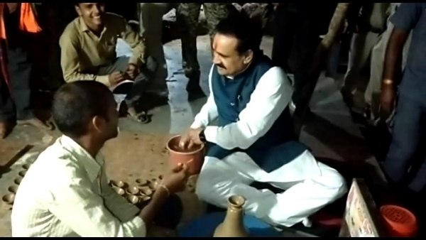 एक एक कार्यक्रम में गृहमंत्री की उपस्थिति में ही वितरित किए गए थे इलेक्ट्रिक चाक