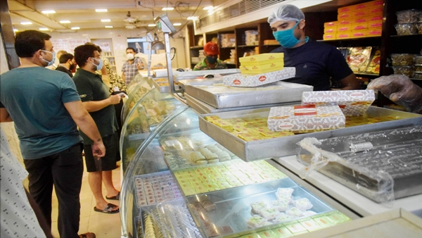 आकर्षक रंगों से सजा मिठाइयों का बाजार 