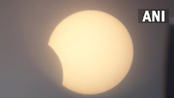 भारत के अमृतसर में दिखा साल का आखिरी सूर्य ग्रहण भारत के अमृतसर में दिखा साल का आखिरी सूर्य ग्रहण