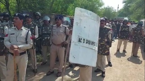 देवरान ट्रिपल हत्याकांडः आरोपियों के अतिक्रमण पर चला बुल्डोजर