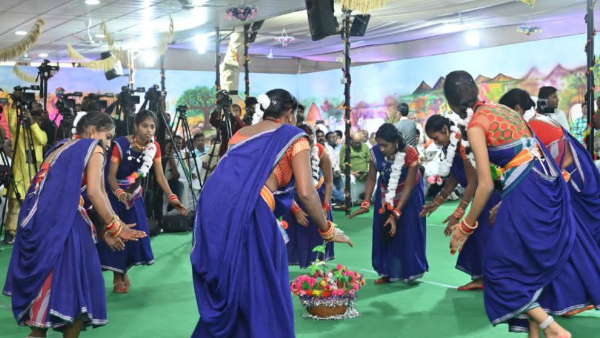 सुआ नृत्य ने किया मंत्रमुग्ध 