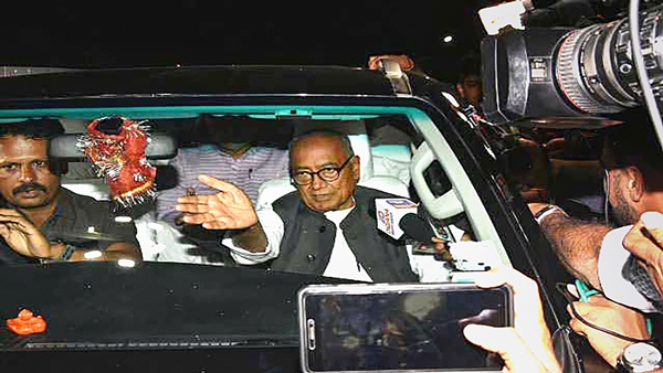 पोस्टर में फोटोबाजी से दूर दिग्विजय ने ये लिखा पोस्टर में फोटोबाजी से दूर दिग्विजय ने ये लिखा