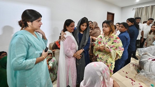 भावुक हुईं डिंपल यादव भावुक हुईं डिंपल यादव