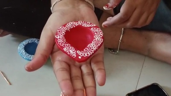 मिट्टी के दीपक भी लोगों को खूब भा रहे