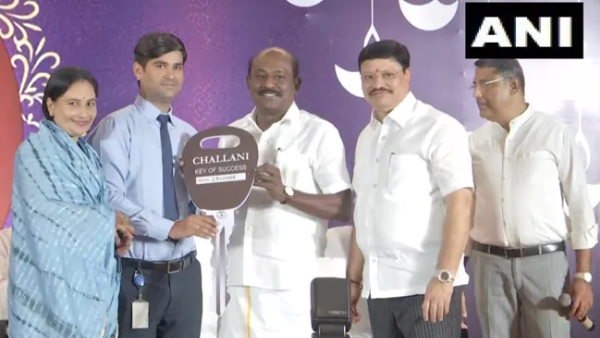 सूरत के हीरा कारोबारी अपने कर्मचारियों का देते हैं करोड़ों के गिफ्ट