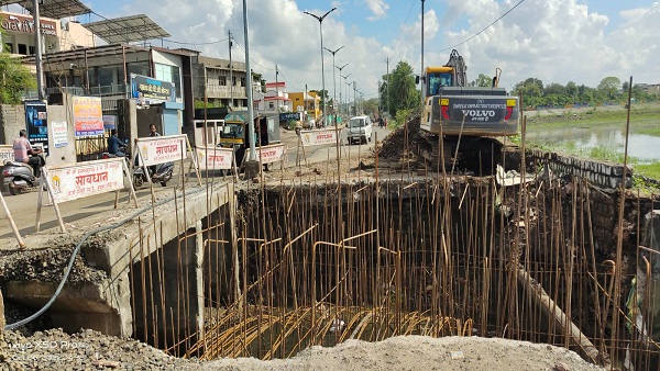 Smart City Sagar: बीच सड़क पर मौत का गड्ढा