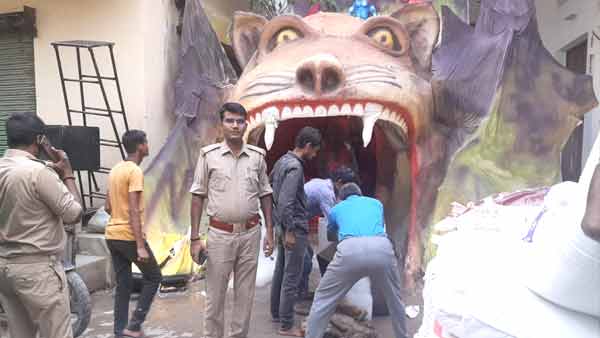 गुफा नुमा पंडालों को पुलिस ने कराया बंद