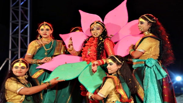 कमल सुशोभित मां दुर्गा का दृश्य कमल सुशोभित मां दुर्गा का दृश्य