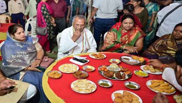 जिले 51 समूहों ने लगाया है स्टाल, शाम को होती है भीड़